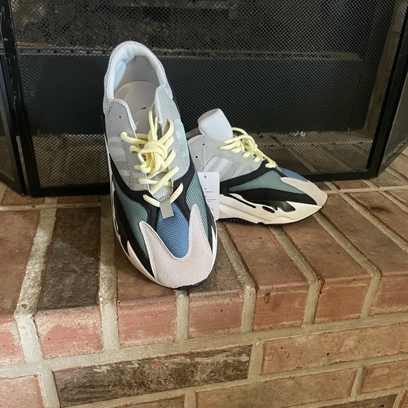 Yezzy waive runners 700 new